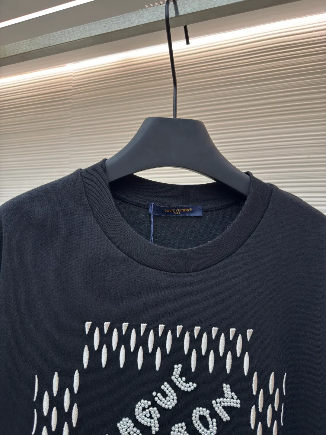 LOUIS VUITTON embroidered beaded letter T-shirt ●Authentic product: 13000 purchased and developed ●Item number: 1680220-A85 ●Fabric: combed cotton fabric ●Technology: embroidery production ●Version: fitted version ●Weight: about 420 grams ●Size: XS-S-M-L ●Description: The fabric is made of 26s double-ply combed cotton + long-staple cotton blended compact siro yarn. The rib is made of 26s+32s yarn 1*1 cylinder machine open width rib. The front panel is embroidered with Tajima embroidery machine imported from Japan. The thick plate rubber pad is polyester mercerized. Thread three-dimensional hemming embroidery, purchase Y version to manually point each bead, open a cardboard mold, and scan powder for precise positioning of a single piece. The beads are made of 4-mile round pearlescent white bubble beads, made by hand crochet technology, and all single beads are tied with hooks and threads to ensure that they are placed at the powder scan position. The overall wiring is straight and delicate, the fabric is comfortable and soft, and the color is consistent without color difference. It can be matched with the same style to create a fashionable look and control various occasions. Customized accessories, complete with three standards, same style for men and women!
